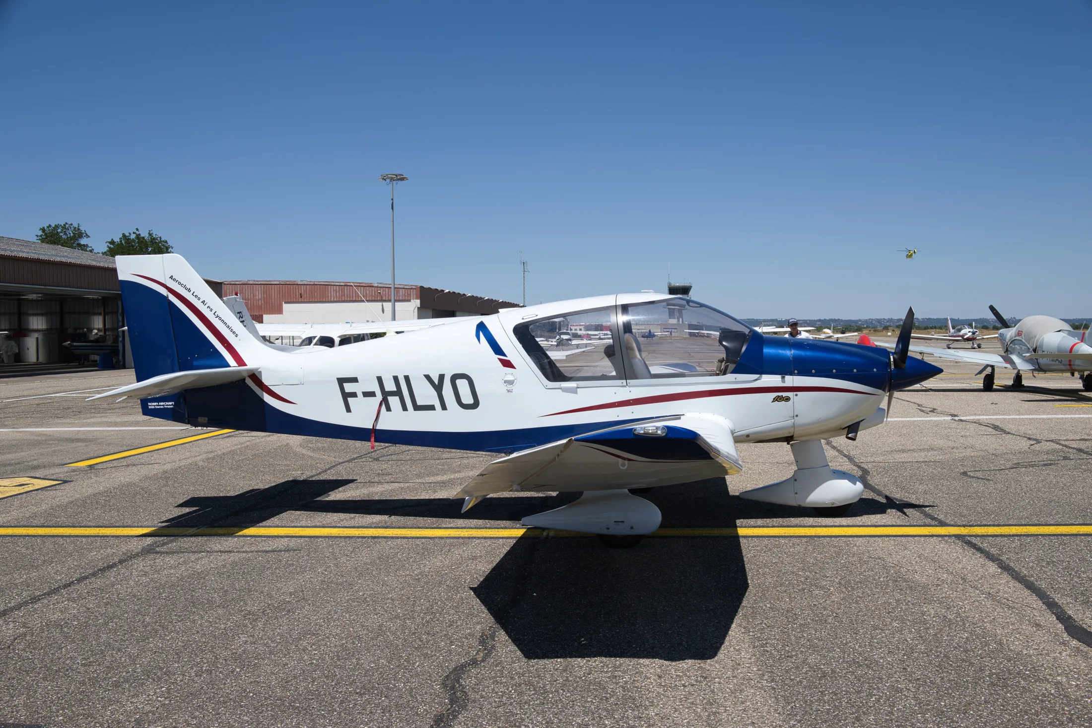 Robin DR401 F-HLYO de profil sur le tarmac
