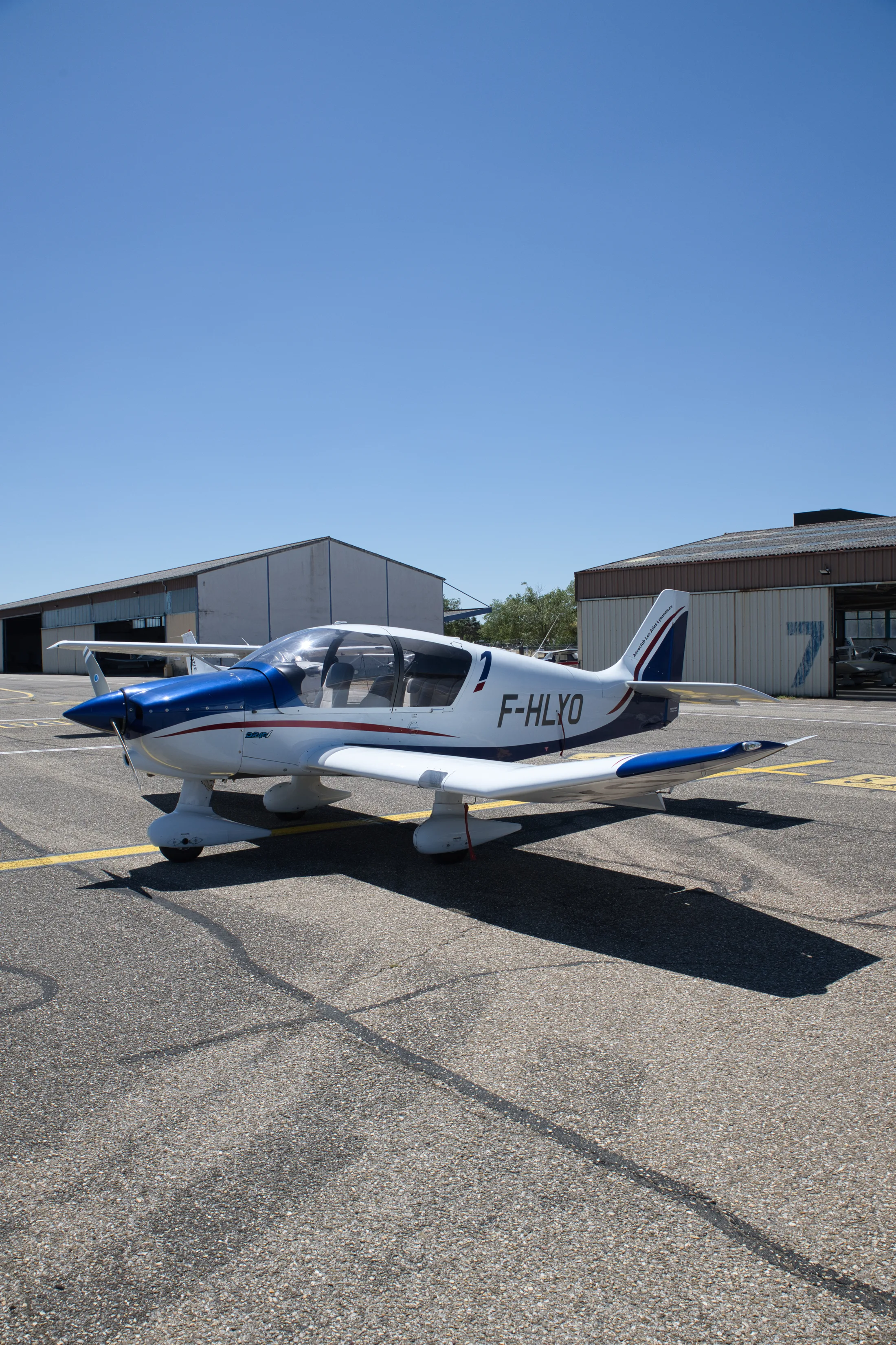 Robin DR401-160 des Ailes Lyonnaises vu de trois quarts