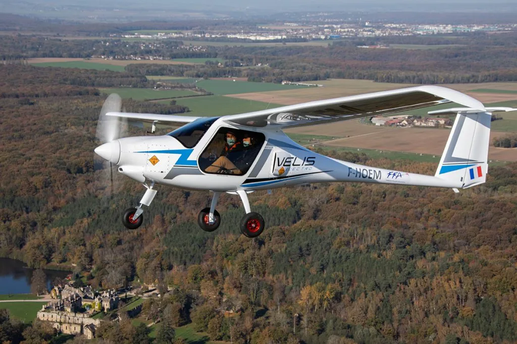 Pipistrel Velis Electro en vol au-dessus de la campagne