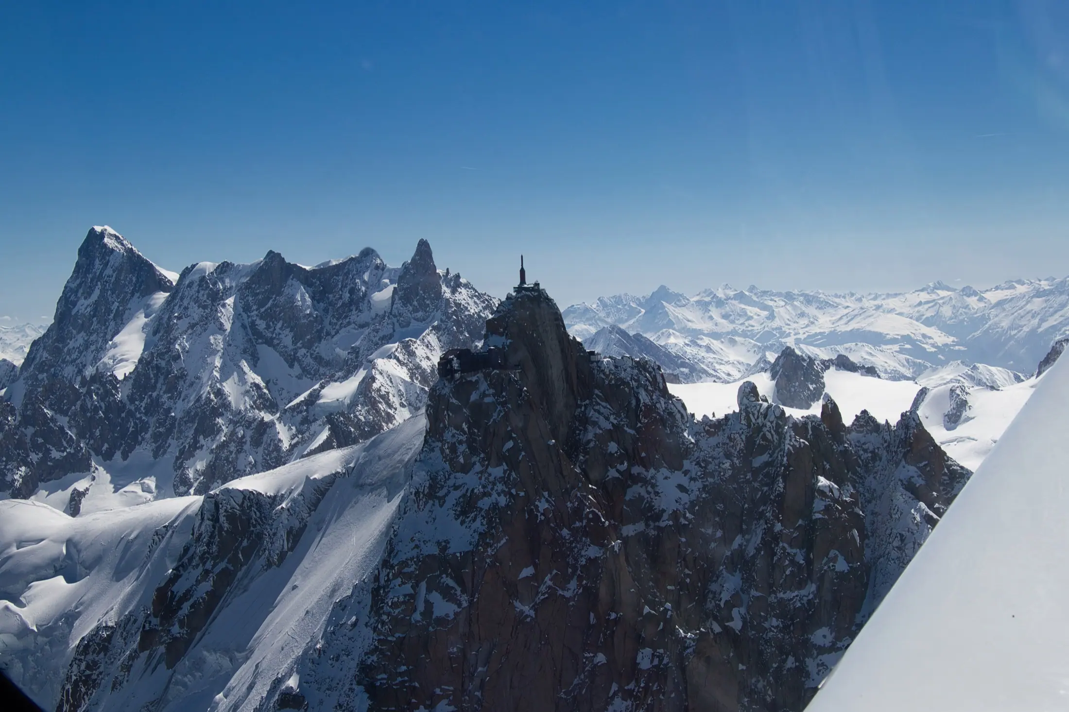L’Aiguille du Midi et le massif du Mont-Blanc vus en vol